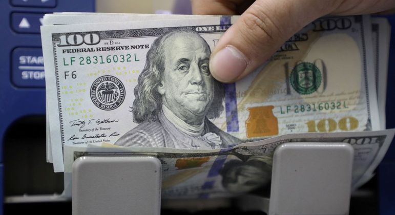 Dólar abre em alta ante real de olho em exterior e na política local
