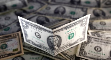 Dólar sobe com busca por ativos mais seguros