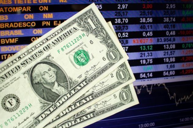 SP - DÓLAR/COTAÇÃO - ECONOMIA - **Atenção: imagem ilustrativa** O dólar passou a cair e renovou mínimas após a abertura desta quinta-feira, 9, com alta leve no mercado de câmbio à vista. Os ajustes no câmbio precificam o enfraquecimento da moeda americana ante pares principais e divisas emergentes no exterior, após o fortalecimento do euro na esteira da decisão monetária do Banco Central Europeu (BCE). A desaceleração do IPCA de maio, a 0,47%, ficou abaixo da mediana das estimativas do mercado (0,60%) e após a alta de 1,06% em abril. 09/06/2022 - Foto: ADRIANA TOFFETTI/ATO PRESS/ESTADÃO CONTEÚDO