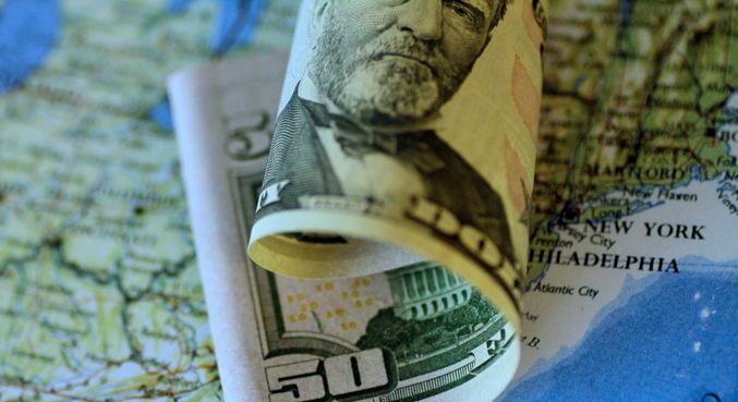Dólar é negociado acima de R$ 5 após série de baixas na semana passada
