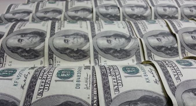 Dólar opera no maior valor em mais de um mês