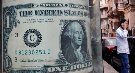 Dólar opera em alta por cautela dos investidores