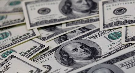 Dólar começa a semana em queda, cotado a R$ 4,93
