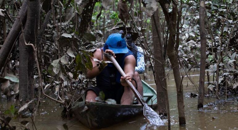 Indígenas fazem buscas em rio da Amazônia na tentativa de encontrar Dom Phillips e Bruno Pereira