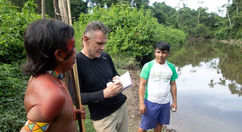 O jornalista Dom Phillips trabalhando na região amazônica, em 2019