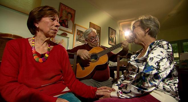 A dupla canta uma música que foi composta pelo marido de Meire, o maestro Mário Campanha