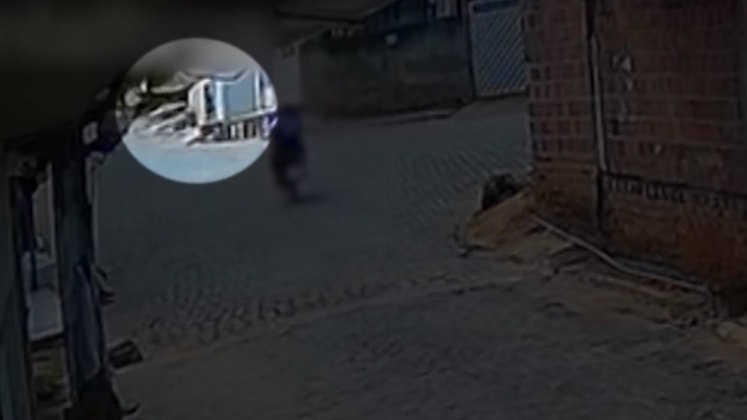 Em um terceiro vídeo, é possível ver a menina caminhando pela rua. Conforme análise forense, foi possível identificar que a criança que aparece no vídeo era Ana Sophia, e trouxe luz a investigação. 
