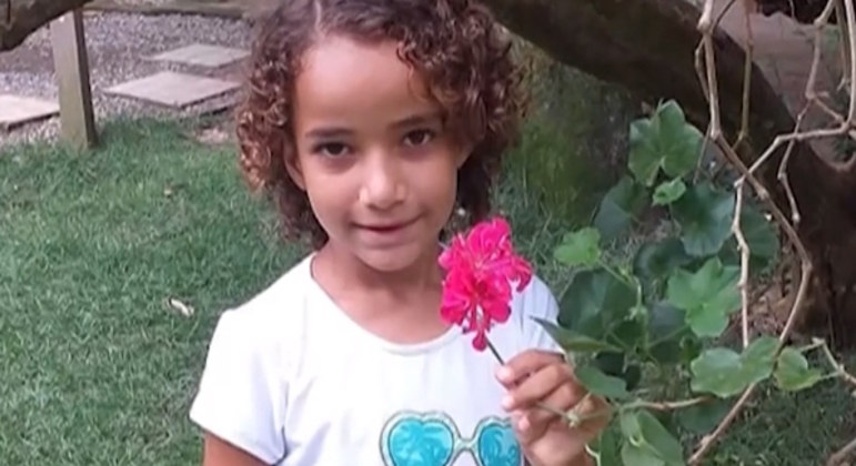 As
buscas pela pequena Ana Sophia, de 8 anos, seguem na cidade de Bananeiras, no interior da Paraíba. A criança pediu para brincar na casa de uma colega e chegou a ir até a vizinha, se despediu e nunca mais foi vista. Ela está desaparecida há mais de três meses, desde o dia 4 de julho. Veja
tudo o que se sabe sobre o caso que o Cidade Alerta acompanha