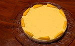 Torta de Manga

 

Ingredientes:

 
(Para a massa)1 pacote de biscoito de
maisena triturada

100g de manteiga em
temperatura ambiente

 

Modo de preparo

Misture a manteiga com os
biscoitos até a massa ficar bem homogênea.

Forre uma forma de fundo
removível e leve ao forno por 15 minutos em temperatura de 180°.

Reserve.

 
(Para o Recheio):

1 envelope de gelatina sem
sabor

5 colheres (sopa) de água 

1 lata de leite condensado 

1 caixinha de creme de leite

2 mangas picadas em cubos

Suco de 1 limão 

 
Modo de preparo:

Coloque a água em um
recipiente e hidrate a gelatina.

Reserve.

No liquidificador, bata o
leite condensado, o creme de leite, as mangas picadas e o suco de limão.

Leve a gelatina ao
micro-ondas por 25 segundos e jogue na mistura.

Coloque os ingredientes
batidos em cima da massa já assada e leve para gelar por 3 horas.

Decore com fatias de manga
cortadas em tiras.