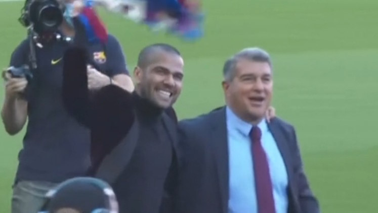 A história de Daniel Alves era de um vitorioso. No estádio do Barcelona, o lateral reinou como ídolo e viveu momentos de consagração. Jogou em outros grandes clubes e conquistou 43 títulos. Ele é o segundo jogador com mais títulos oficiais da história do futebol mundial, atrás apenas de Leonel Messi