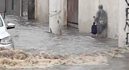 De bengala, dona Cida atravessou o alagamento