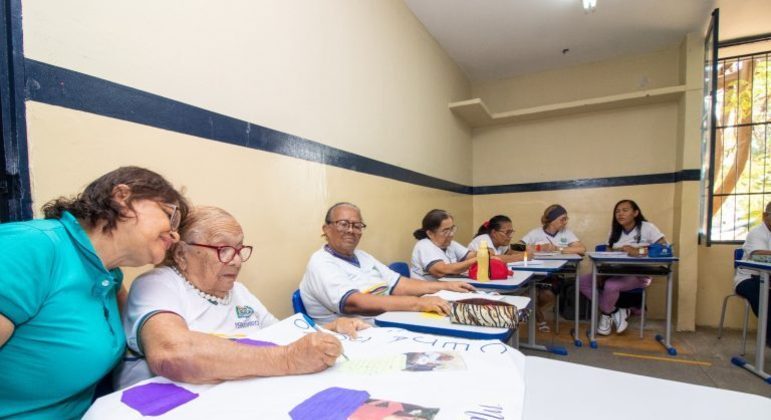 Com a caneta na mão, Maria Edelzuíta em sala de aula da rede estadual de Pernambuco

