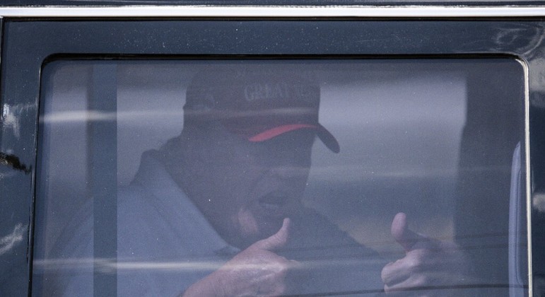 Donald Trump foi fotografado dentro de um carro, na Flórida