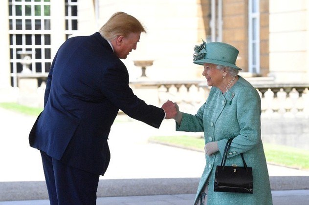 A rainha Elizabeth 2ª cumprimentou o ex-presidente dos Estados Unidos Donald Trump, ao recebê-lo em um cerimonial no Palácio de Buckingham, em 2019. Nesta quinta (8), ao comentar sobre a morte da Monarca, Trump se referiu a ela como 