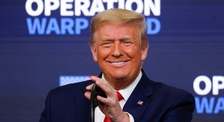 Trump sanciona pacote de ajuda para pandemia
