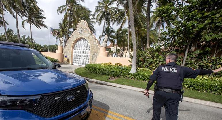 FBI apreendeu mais de 10 caixas em operação na casa de Trump, diz advogada - Notícias - R7 Internacional