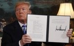 Trump mostra memorando assinado por ele, ordenando a saída dos EUA do acordo nuclear com o Irã