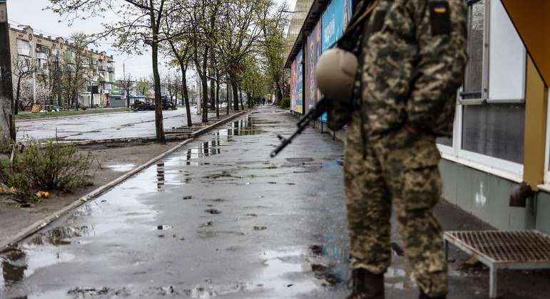 Militares russos lotam as ruas da região separatista do Donbass, no leste do país