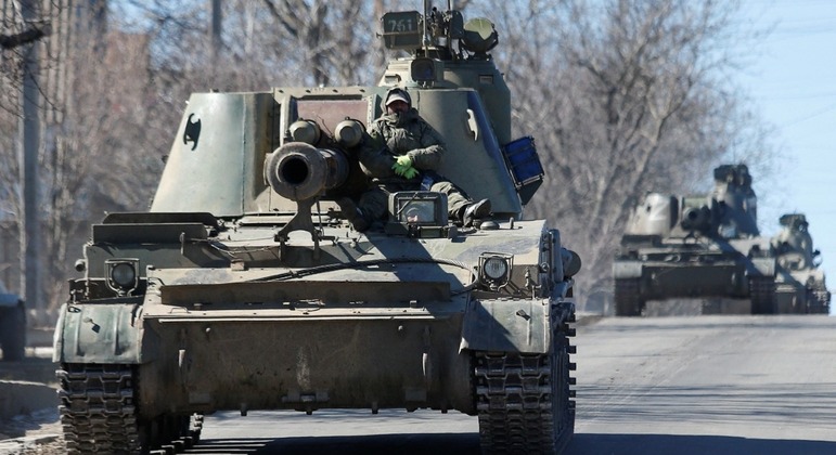 Membros do serviço de tropas pró-Rússia são vistos em veículos blindados na região de Donetsk