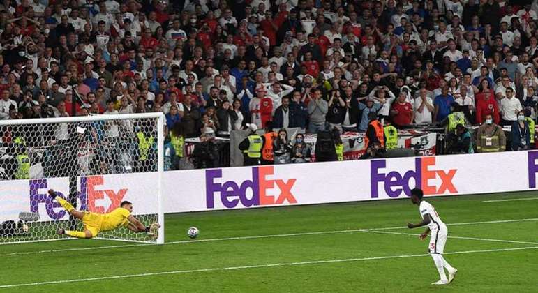 Donnarumma foi um dos destaques do título da Eurocopa da Itália. Ele chegou ao Paris Saint-Germain nesta temporada, mas vem revezando posição com Keylor Navas. De acordo com o jornal italiano "Corriere della Sera", o goleiro está insatisfeito por não ter conquistado espaço logo de cara no clube. Desta forma, Gigi pode procurar um novo lugar para atuar.

