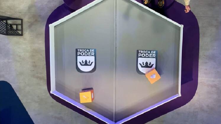 A tarefa era bem simples! Após Mariana Rios sortear os nomes dos participantes que duelariam uns contra os outros, eles deveriam jogar os dados na mesa em três rodadas. Como no clássico jogo, papel vence a pedra, pedra vence a tesoura e tesoura vence o papel. Quem ganhasse seguiria para o próximo duelo até chegar à final
