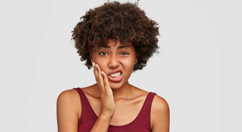 Bruxismo pode resultar em desgaste ou quebra dos dentes, além de dores de cabeça e ouvido
