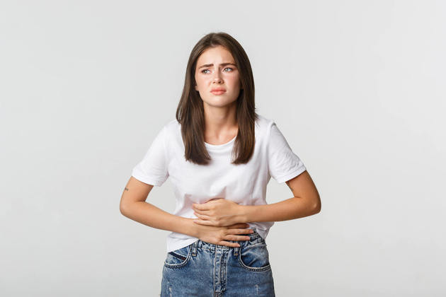 Você já ouviu a expressão 'o intestino é considerado nosso segundo cérebro'? Sem exageros, a conexão entre essas duas partes do corpo humano acontece e é fundamental para manter a nossa saúde. O médico do Departamento de Gastroenterologia do Hospital das Clínicas da Faculdade de Medicina da USP (Universidade de São Paulo), Ricardo Barbuti explica que 'ambos os órgãos, tanto cérebro, quanto intestino, têm origem comum embriológica, eles nascem da mesma célula, então eles acabam dividindo uma comunicação bastante íntima'.Essa conexão pode ser por via nervosa ou sanguínea, por exemplo. Mas o certo é que, quando alterada, vai causar modificações na saúde humana