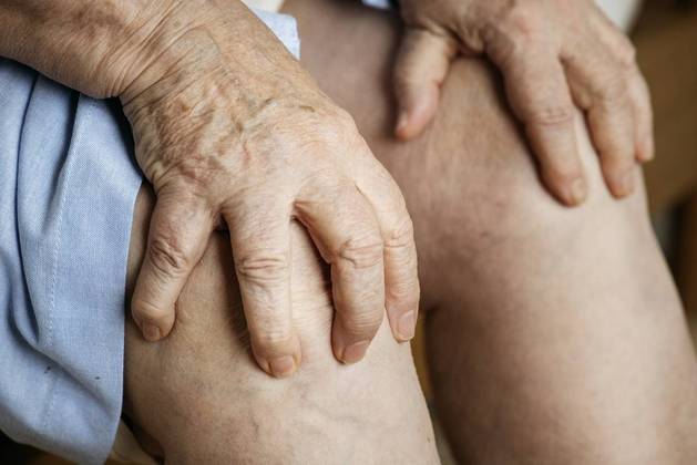 Os principais sintomas da deficiência de vitamina D (hipovitaminose) incluem cansaço, dores nos ossos, fraqueza e dores musculares ou câimbras e mudanças de humor, especialmente depressão