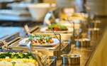 A preocupação com as refeições também é importante, e não só para ajudar na perda de peso.'Uma
alimentação mais saudável, além de levar à perda de peso, reduz os fatores
inflamatórios. Os carboidratos industrializados geram muita inflamação e podem levar ao aumento da dor', destaca Miller