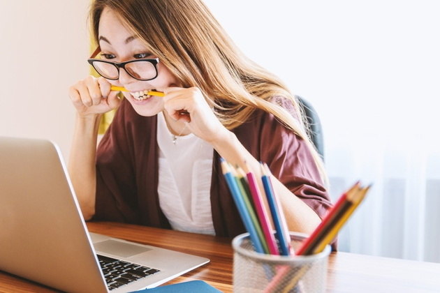 Não bastassem as questões evolutivas e o sistema de trabalho das pessoas, o médico ressalta que o estresse é mais um fator que piora as dores e aumenta as contraturas musculares. 