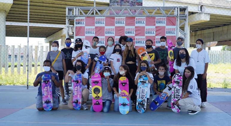 Dora Varella participou de entrega de skates para crianças atendidas por ONG
