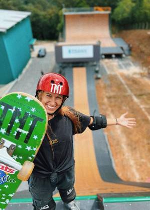 Dora posa orgulhosa na pista