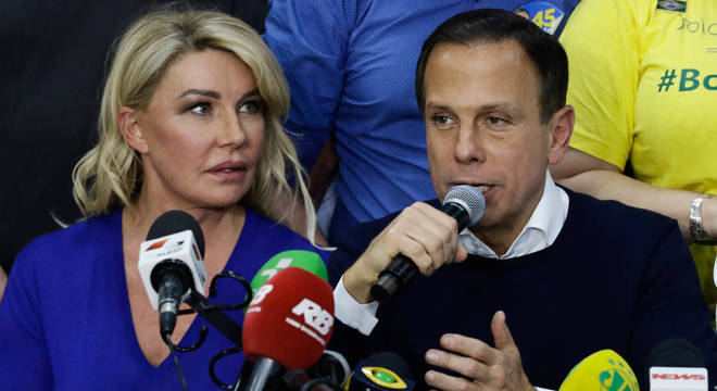 João Doria, eleito governador de São Paulo, ao lado da mulher Bia Doria