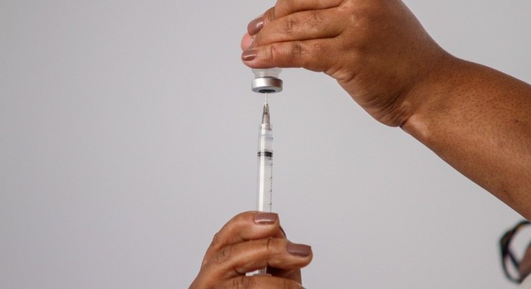 Profissionais de educação de 45 e 46 anos começam a ser vacinados nesta quarta