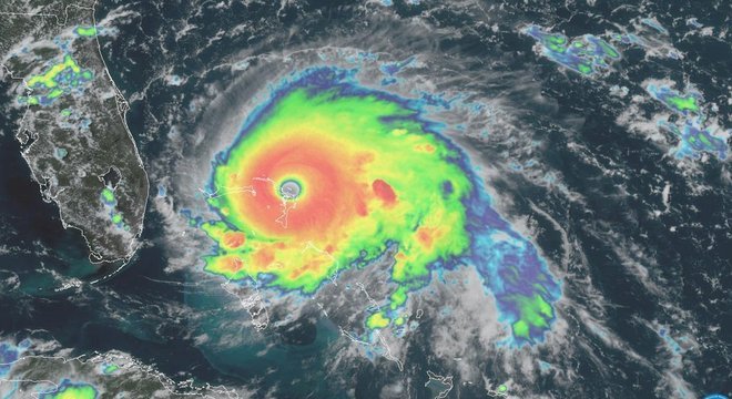Imagem do furacão Dorian mostra um 'olho' bem definido, um sinal de sua intensidade