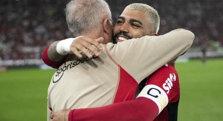 Dorival, já no São Paulo, abraça Gabigol, capitão do Flamengo. Jogadores não queriam sua saída da Gávea