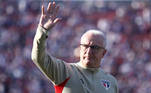 Dorival Jr. acena para a torcida na partida entre São Paulo e Fluminense no Brasileirão 2023