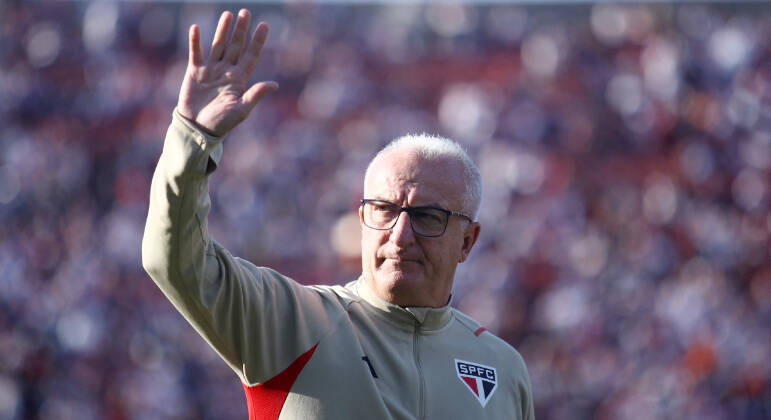 Dorival Jr. acena para a torcida na partida entre São Paulo e Fluminense no Brasileirão 2023