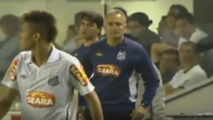 Dorival Jr x Neymar: o camisa 11 se irritou e proferiu xingamentos ao treinador, sendo contido por colegas. Dias depois, Dorival foi demitido após tentar deixá-lo de fora do jogo seguinte, contra o Corinthians. Anos depois, Ney se mostrou arrependido da atitude.