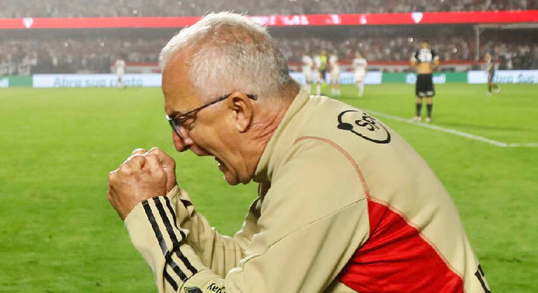 Dorival Junior comemora. A espera de toda a carreira se confirmou. É o novo técnico da Seleção