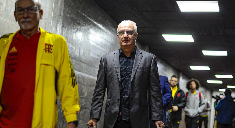 Dorival Júnior já sentiu na derrota para o Internacional. Precisa de reforços