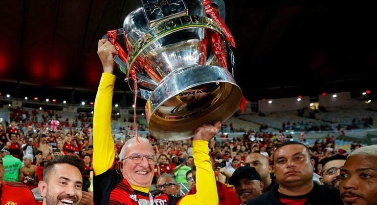 O jogador do Flamengo de 18 anos que impressionou Dorival e é opção para  2023