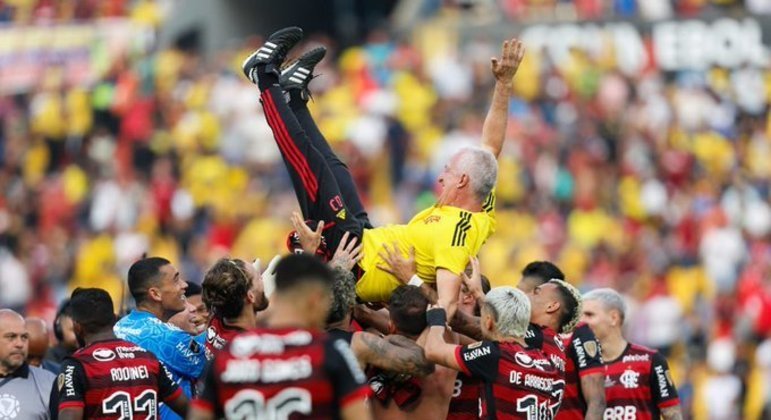 Dorival Júnior 'jogado ao alto' pelos jogadores do Flamengo. Há lobby por ele na seleção