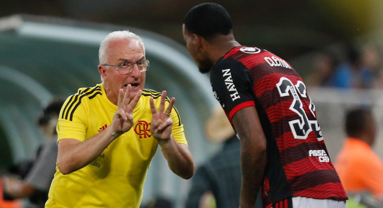 Dorival Júnior conversa com Cleiton durante o jogo