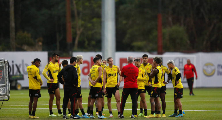 Dorival Júnior conversa com elenco