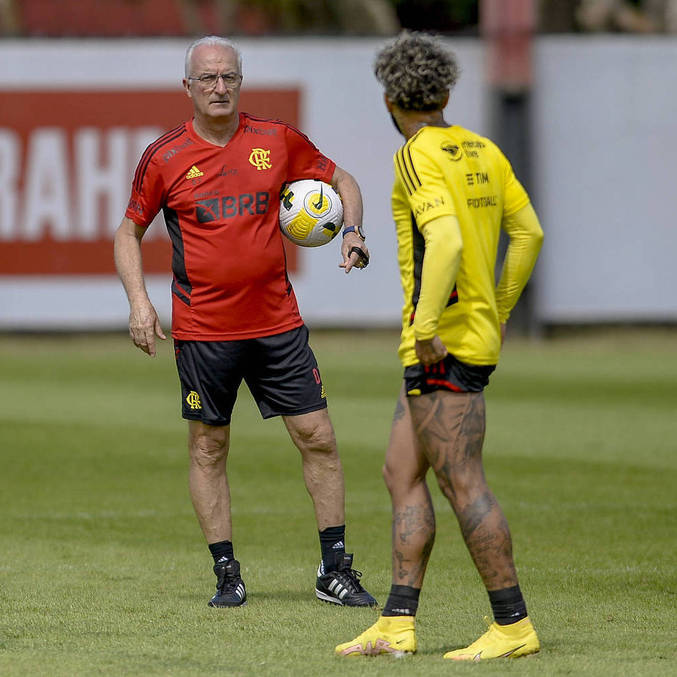 Dorival Júnior conversa com Gabriel Barbosa em treino