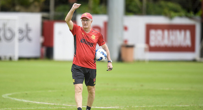 Dorival Júnior deverá mesclar titulares e reservas para partida do Flamengo contra o Santos