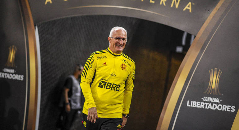 Dorival Júnior sorri após vitória sobre o Corinthians na Neo Química Arena