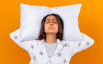 O ortopedista da BP afirma que o mau jeito pode ser causado por outros distúrbios do sono, como apneia do sono, insônia, bruxismo e síndrome das pernas inquietas. Essas condições atrapalham o relaxamento da musculatura durante o sono, uma das causas da dor ao acordar. 'É preciso dormir de três a quatro horas para chegar ao sono REM, que é a fase em que há o verdadeiro relaxamento e que oferece um sono reparador. Se você dorme de 10 a 12 horas, mas acorda quatro vezes para ir ao banheiro ou mudar de posição, você não descansa, não relaxa os músculos', completa