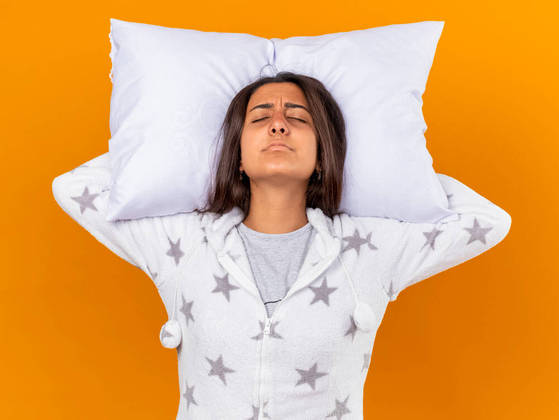 O ortopedista da BP afirma que o mau jeito pode ser causado por outros distúrbios do sono, como apneia do sono, insônia, bruxismo e síndrome das pernas inquietas. Essas condições atrapalham o relaxamento da musculatura durante o sono, uma das causas da dor ao acordar. 